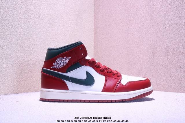 Nike Air Jordan 1 Mid Aj1 “红白绿”低帮文化篮球鞋 完美品质出货 细节如图所示 鞋面切割工整 冲孔整齐干净 中底拉帮线 整体清洁度非常