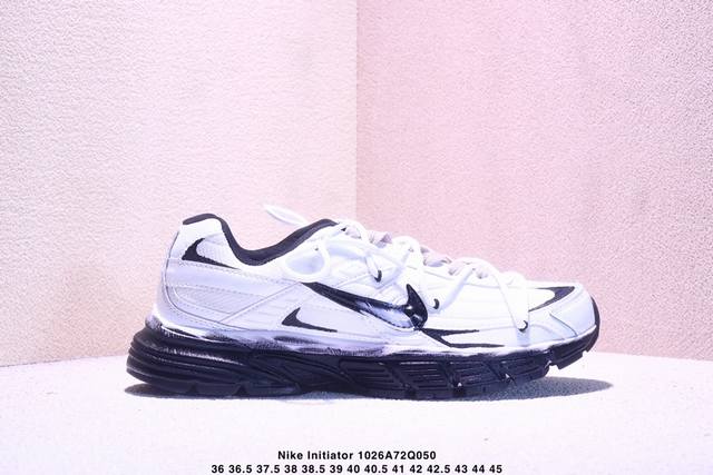 公司级球鞋定制 Nike Initiator复古 防滑低帮男子休闲跑步鞋 鞋身线条流畅，搭配厚底设计，视觉上拉长了腿部比例。鞋面采用透气材质，适合春季多变的天气
