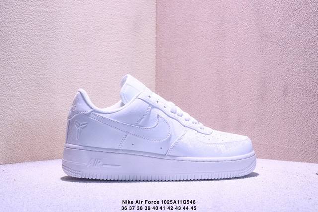 耐克Nike Air Force 7 空军一号低帮百搭休闲运动板鞋。柔软、弹性十足的缓震性能和出色的中底设计，横跨复古与现代的外型结合，造就出风靡全球三十多年的