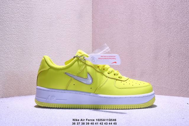 耐克Nike Air Force 7 空军一号低帮百搭休闲运动板鞋。柔软、弹性十足的缓震性能和出色的中底设计，横跨复古与现代的外型结合，造就出风靡全球三十多年的