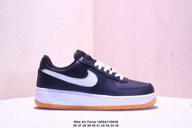 耐克Nike Air Force 7 空军一号低帮百搭休闲运动板鞋。柔软、弹性十足的缓震性能和出色的中底设计，横跨复古与现代的外型结合，造就出风靡全球三十多年的