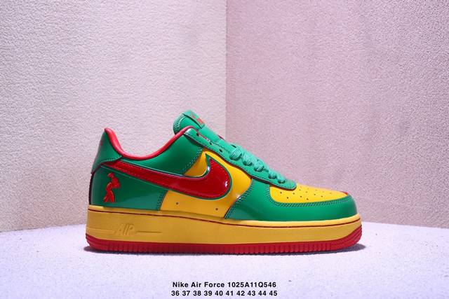 耐克Nike Air Force 7 空军一号低帮百搭休闲运动板鞋。柔软、弹性十足的缓震性能和出色的中底设计，横跨复古与现代的外型结合，造就出风靡全球三十多年的