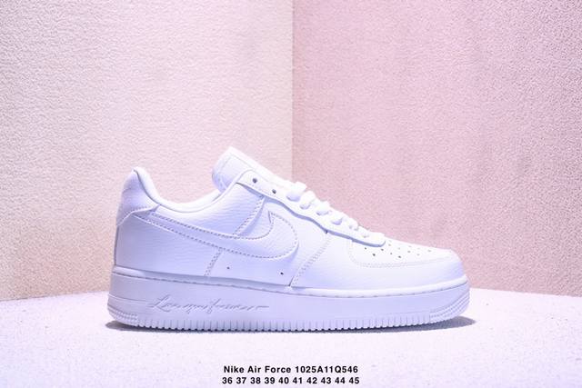 耐克Nike Air Force 7 空军一号低帮百搭休闲运动板鞋。柔软、弹性十足的缓震性能和出色的中底设计，横跨复古与现代的外型结合，造就出风靡全球三十多年的