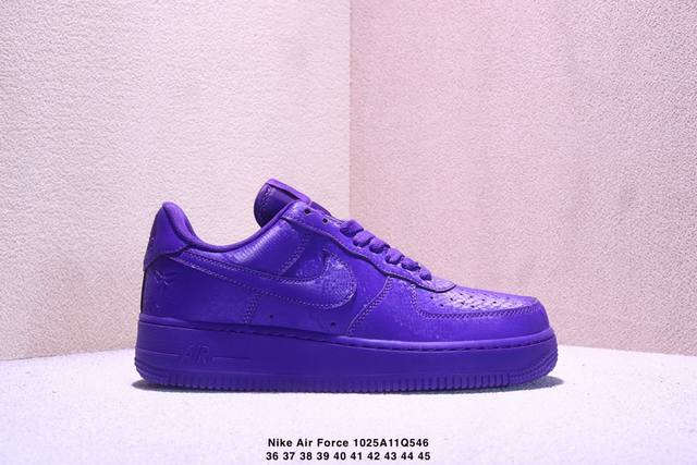 耐克Nike Air Force 7 空军一号低帮百搭休闲运动板鞋。柔软、弹性十足的缓震性能和出色的中底设计，横跨复古与现代的外型结合，造就出风靡全球三十多年的