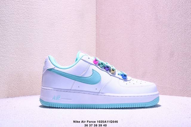 耐克Nike Air Force 7 空军一号低帮百搭休闲运动板鞋。柔软、弹性十足的缓震性能和出色的中底设计，横跨复古与现代的外型结合，造就出风靡全球三十多年的