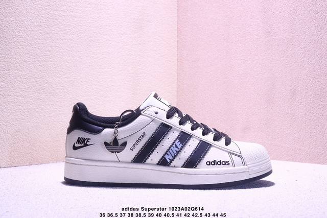 海外爆款限量发售！高端定制Adidas Superstar “Nike联名- 白灰”延续 Adidas 标志性贝壳头，复古腔调拉满，奶白主色调 + 深灰三道杠