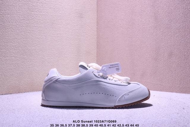 Alo Yogaalosunset新款运动鞋绒面革低帮薄底休闲鞋简约风 采用柔软麂皮拼接透气内里，鞋底具备一定缓震性，适合日常通勤或周末出游。品牌目前主要面向亚