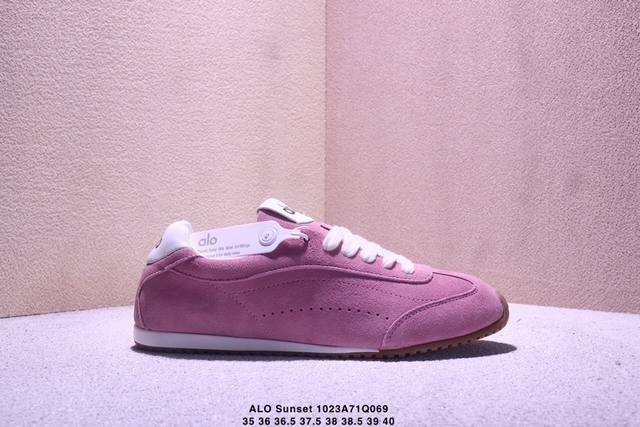 Alo Yogaalosunset新款运动鞋绒面革低帮薄底休闲鞋简约风 采用柔软麂皮拼接透气内里，鞋底具备一定缓震性，适合日常通勤或周末出游。品牌目前主要面向亚