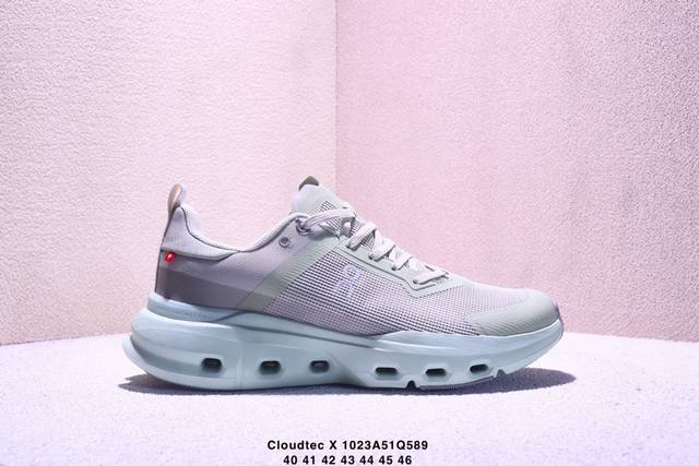 昂跑 独家系列 Cloudtec X新 一代柔软缓震跑步鞋 鞋面采用On的技术网布，搭配印有Loewe经典 鞋舌与鞋身随处可见联名标识。 中底搭载On的Clou