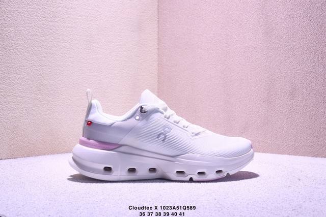 昂跑 独家系列 Cloudtec X新 一代柔软缓震跑步鞋 鞋面采用On的技术网布，搭配印有Loewe经典 鞋舌与鞋身随处可见联名标识。 中底搭载On的Clou