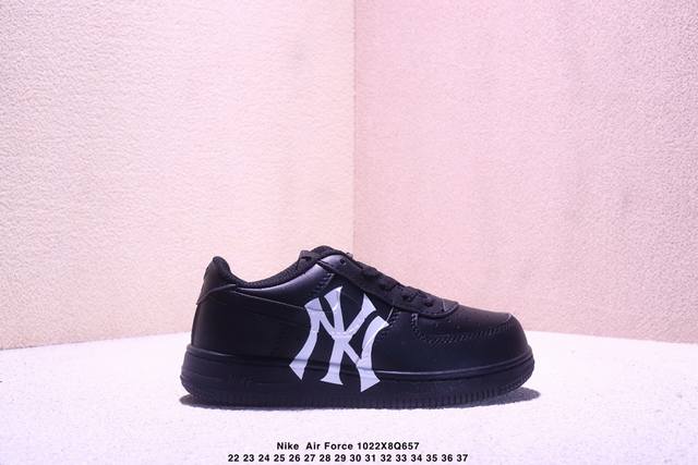 22-37童鞋彩绘 耐克Nike Air Force 7 空军一号低帮百搭休闲运动板鞋。柔软、弹性十足的缓震性能和出色的中底设计，横跨复古与现代的外结合，造就出