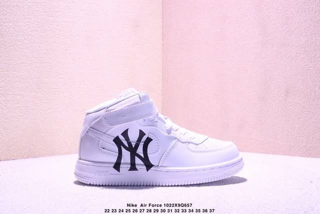 22-37童鞋彩绘 耐克Nike Air Force 7 空军一号低帮百搭休闲运动板鞋。柔软、弹性十足的缓震性能和出色的中底设计，横跨复古与现代的外结合，造就出