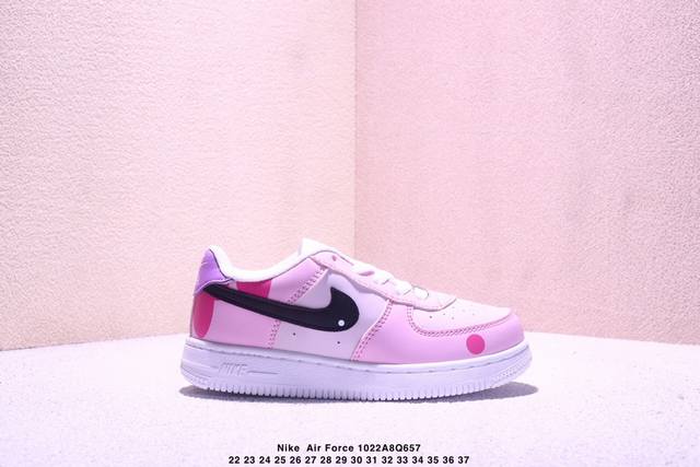 22-37童鞋彩绘 耐克Nike Air Force 7 空军一号低帮百搭休闲运动板鞋。柔软、弹性十足的缓震性能和出色的中底设计，横跨复古与现代的外结合，造就出