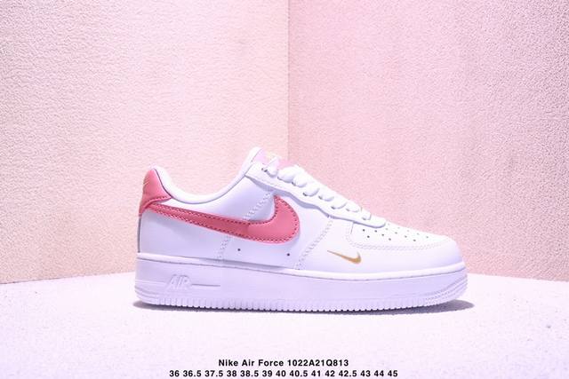 耐克 Nike Air Force 1 ’07 空军一号低帮百搭休闲运动板鞋。柔软、弹性十足的缓震性能和出色的中底设计，横跨复古与现代的外型结合，造就出风靡全球