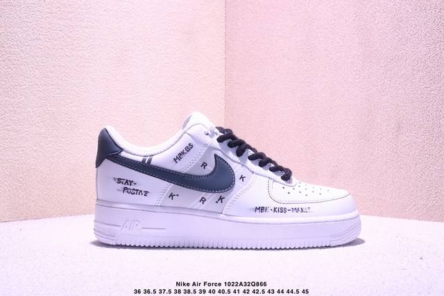 耐克 Nike Air Force 1 ’07 空军一号低帮百搭休闲运动板鞋。柔软、弹性十足的缓震性能和出色的中底设计，横跨复古与现代的外型结合，造就出风靡全球