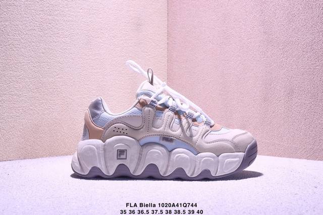 百年运动时尚品牌Fla创建于1911年意大利Biella小镇，是Fila兄弟创立的一家纺织和针织的服装品牌。百年来，Fla已经成长为世界知名运动品牌，其产品不仅