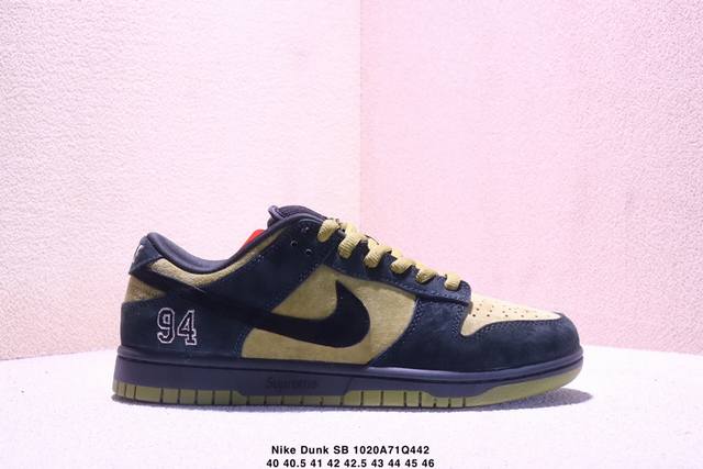 耐克 Supreme X Nike Dunk Sb Low 此款鞋跟上绣有“94”字样，纪念品牌的创立年份，该品牌的标志性徽标还被蚀刻在了中底的侧壁上。鞋垫沿用