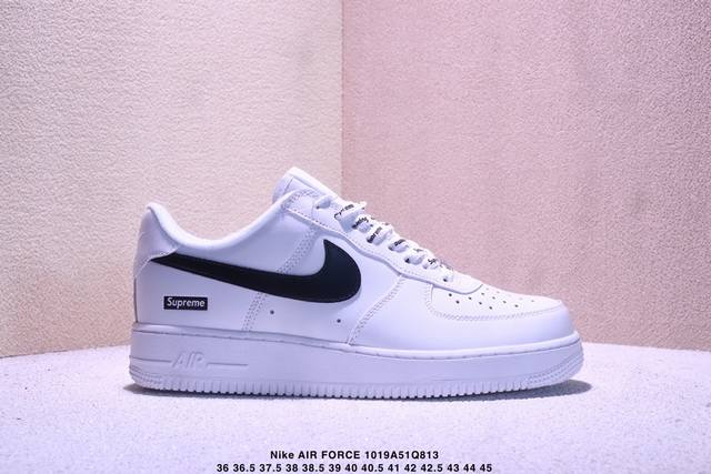 耐克Nike Air Force 1‘07 空军一号低帮百搭休闲运动板鞋。柔软、弹性十足的缓震性能和出色的中底设计，横跨复古与现代的外型结合，造就出风靡全球三十