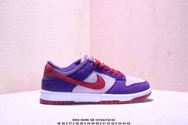 Nike Dunk Sb Low 全新配色 Sb顾名思义，具有经典的Dunk血缘，又注入了更多的时尚元素。相较于普通的Dunk滑板鞋，改良版的Dunk Sb加厚