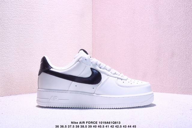 耐克Nike Air Force 1‘07 空军一号低帮百搭休闲运动板鞋。柔软、弹性十足的缓震性能和出色的中底设计，横跨复古与现代的外型结合，造就出风靡全球三十