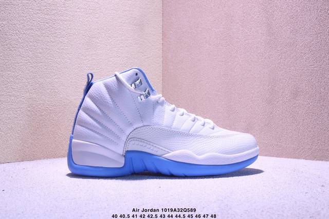 头层真碳 Air Jordan 12 Retro 复刻男子运动鞋重现设计师汀克 哈特菲尔德广受赞誉的 1996 年鞋款设计，后者率先将 Zoom Air 缓震配