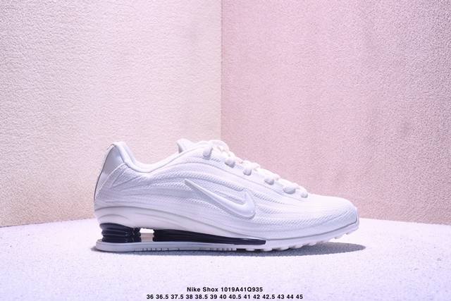 Nike Shox 2 系列 最令人瞩目的便是它那标志性的气柱底设计！这可是Nike家专利的科技，通过分布在鞋底的多个气柱，有效吸收跑步时的冲击力，提供更佳的脚