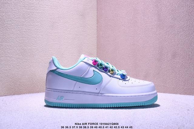 耐克Nike Air Force 7 空军一号低帮百搭休闲运动板鞋。柔软、弹性十足的缓震性能和出色的中底设计，横跨复古与现代的外型结合，造就出风靡全球三十多年的