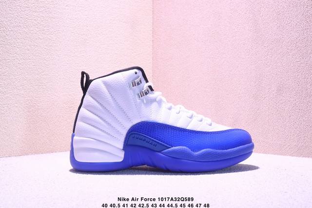 头层真碳 Air Jordan 12 Retro 复刻男子运动鞋重现设计师汀克 哈特菲尔德广受赞誉的 1996 年鞋款设计，后者率先将 Zoom Air 缓震配