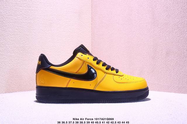 耐克 Nike Air Force 1 ‘07 Low 空军一号含气垫 低帮百搭厚底增高休闲运动板鞋。柔软、弹性十足的缓震性能和出色的中底设计，横跨复古与现代的
