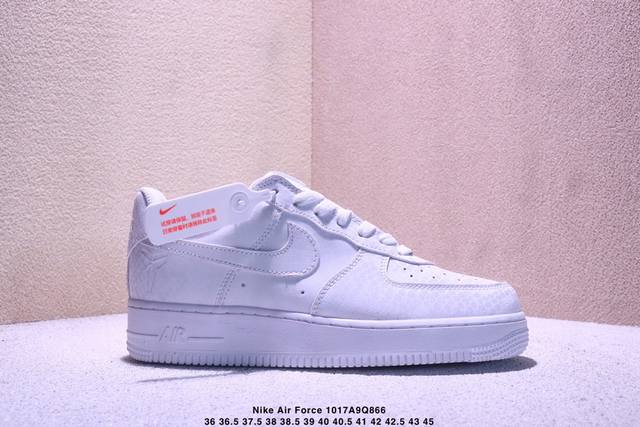 耐克Nike Air Force 7空军一号低帮百搭休闲运动板鞋。柔软、弹性十足的缓震性能和出色的中底设计，横跨复古与现代的外型结合，造就出风靡全球三十多年的F