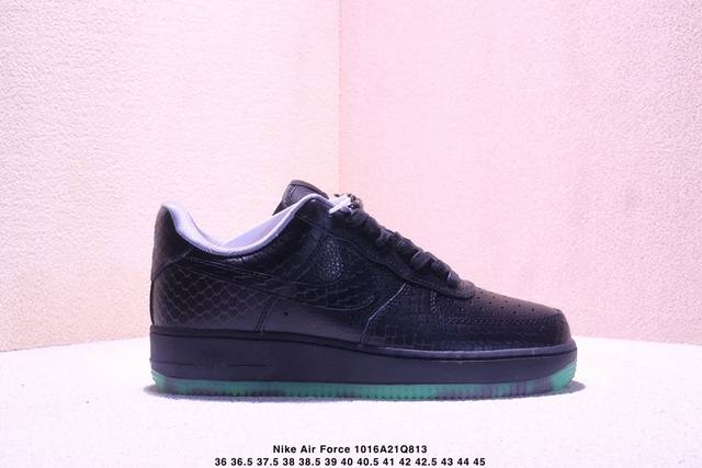 耐克Nike Air Force 1 Low 空军一号低帮百搭休闲运动板鞋。柔软、弹性十足的缓震性能和出色的中底设计，横跨复古与现代的外型结合，造就出风靡全球三