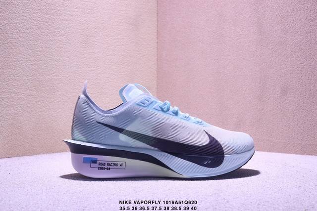 耐克Nike Vaporfly Next%4 整体采用前作的设计语言，并且对后者的细节进行升级，马拉松和长距离路跑的性能极限设计而生。 货号：Hf6414 00