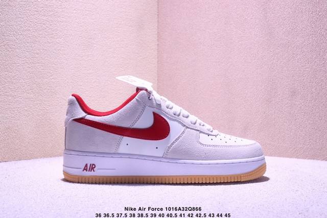 Nike Air Force 1 ’07 空军一号低帮百搭休闲运动板鞋。柔软、弹性十足的缓震性能和出色的中底设计，横跨复古与现代的外型结合，造就出风靡全球三十多