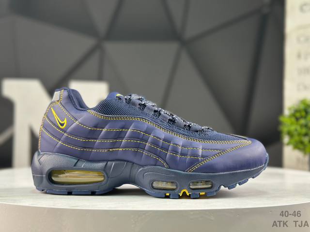 耐克 Nk Air Max 95 Sp 复古减震气垫跑鞋 经典重温 鞋款设计灵感源于人体构造 中底设计基于人体的脊柱构造 是整体设计的核心 尼龙孔眼代表了肋骨