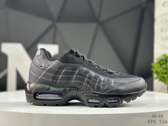 耐克 Nk Air Max 95 Sp 复古减震气垫跑鞋 经典重温 鞋款设计灵感源于人体构造 中底设计基于人体的脊柱构造 是整体设计的核心 尼龙孔眼代表了肋骨