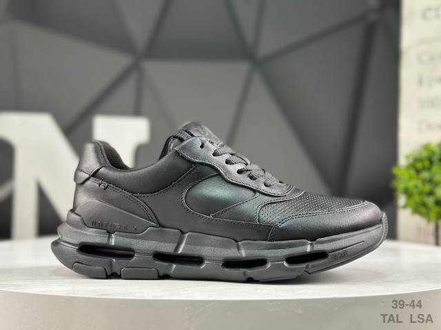 Ecco爱步男鞋轻便透气舒适耐穿 亲肤吸汗舒适内里 防滑防磨 持久干爽 简约粗绳系带 穿脱更加方便 柔韧防滑大底 鞋底立体凹槽 凹凸花纹加持 增强防滑减震性能