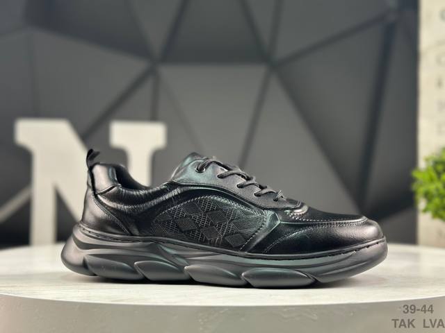 Ecco爱步男鞋轻便透气舒适耐穿 亲肤吸汗舒适内里 防滑防磨 持久干爽 简约粗绳系带 穿脱更加方便 柔韧防滑大底 鞋底立体凹槽 凹凸花纹加持 增强防滑减震性能