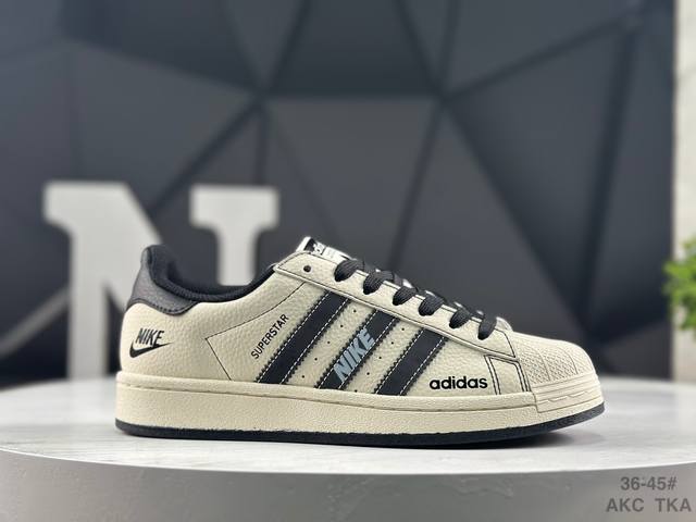 海外爆款限量发售！高端定制 阿迪达斯 Adidas Superstar “Nike联名- 白灰”延续 Adidas 标志性贝壳头，复古腔调拉满，奶白主色调 +