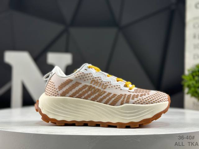 合集 Miumiu 25Ss Tyre系列春夏最新爆款 前卫大胆的设计，风格融于简约线条，别致复古设计，平添标志性元素！这款Tyre集优雅气质与运动功能于一身，