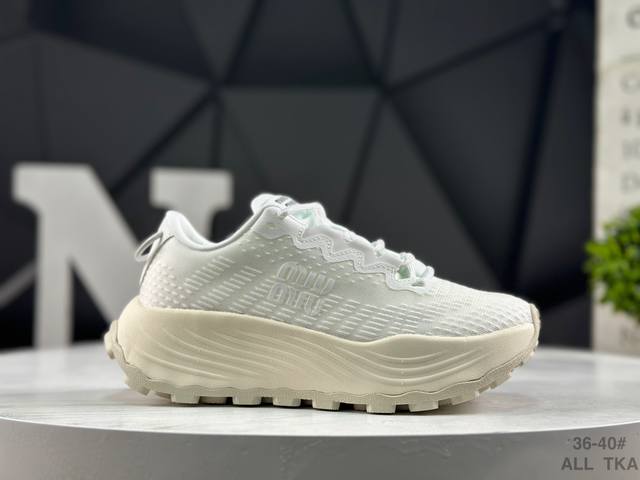 Miumiu 25Ss Tyre系列春夏最新爆款 前卫大胆的设计，风格融于简约线条，别致复古设计，平添标志性元素！这款Tyre集优雅气质与运动功能于一身，动感橡