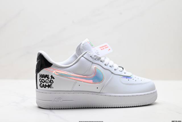 真标耐克Nike Air Force 1’07空军一号低帮百搭休闲运动板鞋。柔软、弹性十足的缓震性能和出色的中底设计，横跨复古与现代的外型结合，造就出风靡全球三
