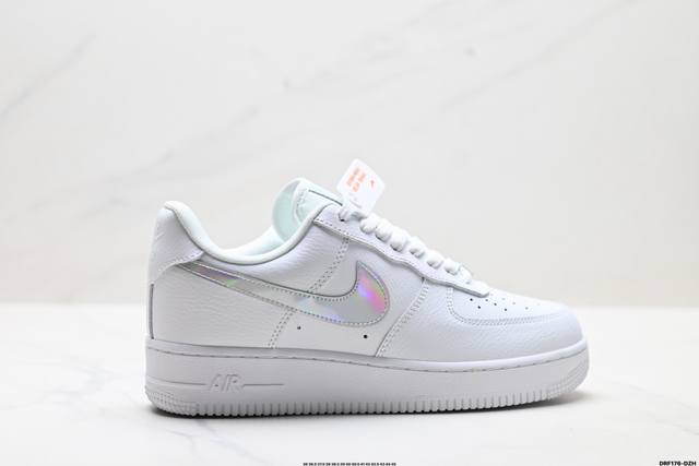 真标耐克Nike Air Force 1’07空军一号低帮百搭休闲运动板鞋。柔软、弹性十足的缓震性能和出色的中底设计，横跨复古与现代的外型结合，造就出风靡全球三