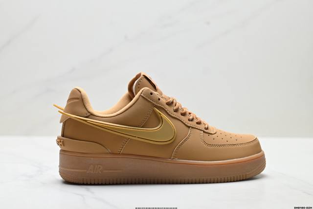 真标Ambush X Nike Air Force 7 Low 耐克 空军一号联名 低帮休闲板鞋 鞋款鞋身以及内衬均采用了纯色皮革打造 标志性的超大Swoosh