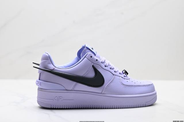 真标Ambush X Nike Air Force 7 Low 耐克 空军一号联名 低帮休闲板鞋 鞋款鞋身以及内衬均采用了纯色皮革打造 标志性的超大Swoosh