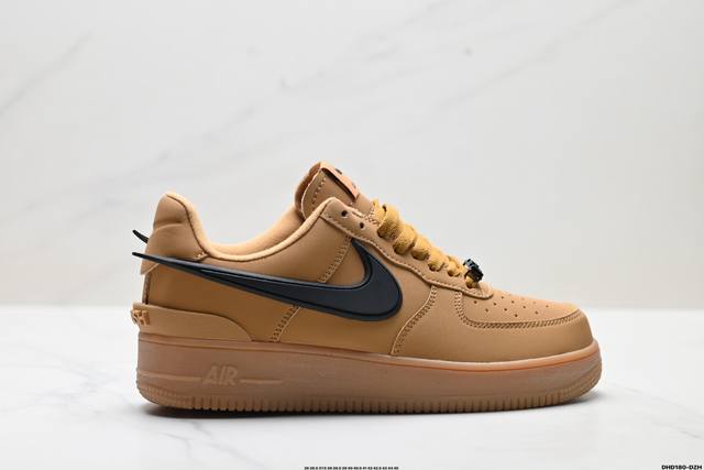 真标Ambush X Nike Air Force 7 Low 耐克 空军一号联名 低帮休闲板鞋 鞋款鞋身以及内衬均采用了纯色皮革打造 标志性的超大Swoosh