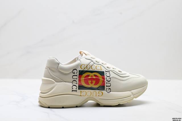 公司级Gucci古驰 Rhyton 皮革 复古印花 厚底低帮老爹鞋 皮革运动鞋采用厚底宽体造型 饰有复古Gucci标识 其设计深受1980年代印花的影响 货号: