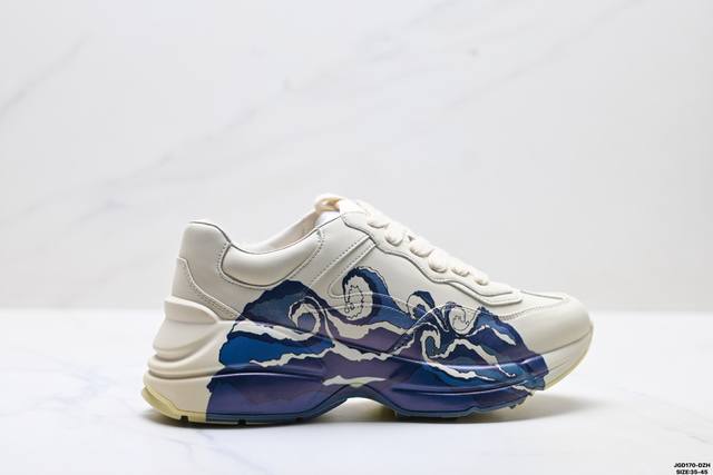 公司级Gucci古驰 Rhyton 皮革 复古印花 厚底低帮老爹鞋 皮革运动鞋采用厚底宽体造型 饰有复古Gucci标识 其设计深受1980年代印花的影响 货号: