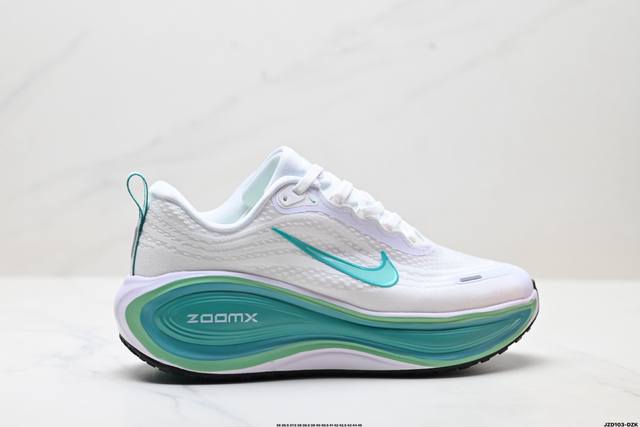 真标Nike Vomero Plus 耐克 舒适减震防滑 低帮跑步鞋 全掌Reactx泡绵中底 前掌和后跟还配备了Air Zoom气垫单元 据说跑起来更快更舒适