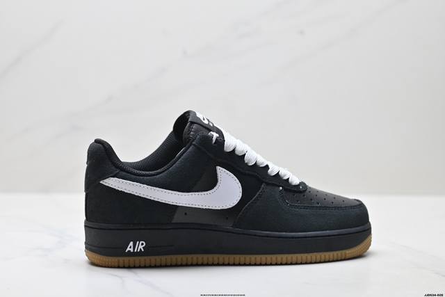 真标耐克Nike Air Force 1’07空军一号低帮百搭休闲运动板鞋。柔软、弹性十足的缓震性能和出色的中底设计，横跨复古与现代的外型结合，造就出风靡全球三