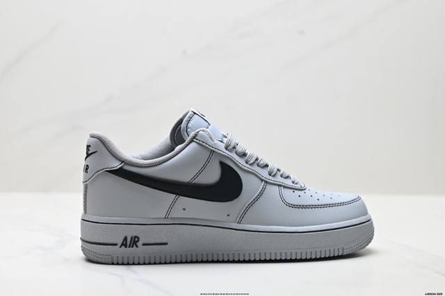 真标耐克Nike Air Force 1’07空军一号低帮百搭休闲运动板鞋。柔软、弹性十足的缓震性能和出色的中底设计，横跨复古与现代的外型结合，造就出风靡全球三